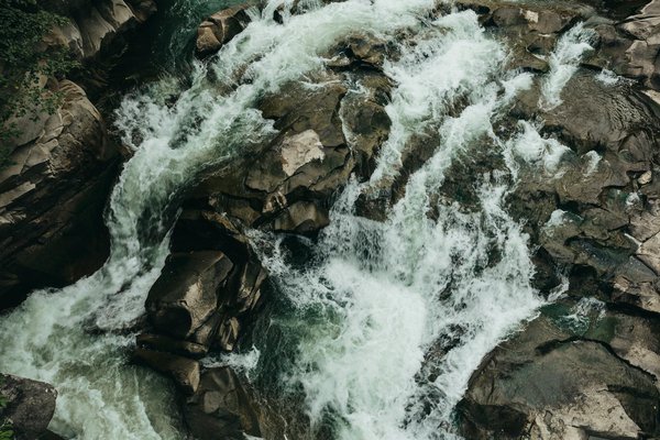 How to ensure a technology-free camping experience that fosters connection?