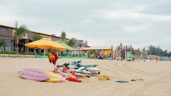 How can you experience the charm of the UK through its markets?