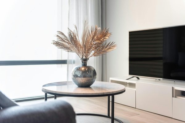 How can you balance visiting tourist hotspots with exploring lesser-known sites in London?