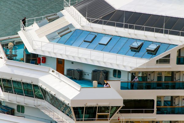 What are the benefits of using local guides when touring the UK?